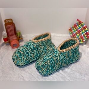 Unisex‎ Hanknit slippers with hand crochet soles women’s size 6,5/7, Men’s: 5,5